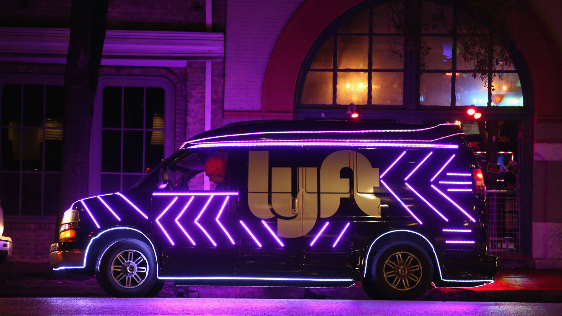 car with Lyft logo